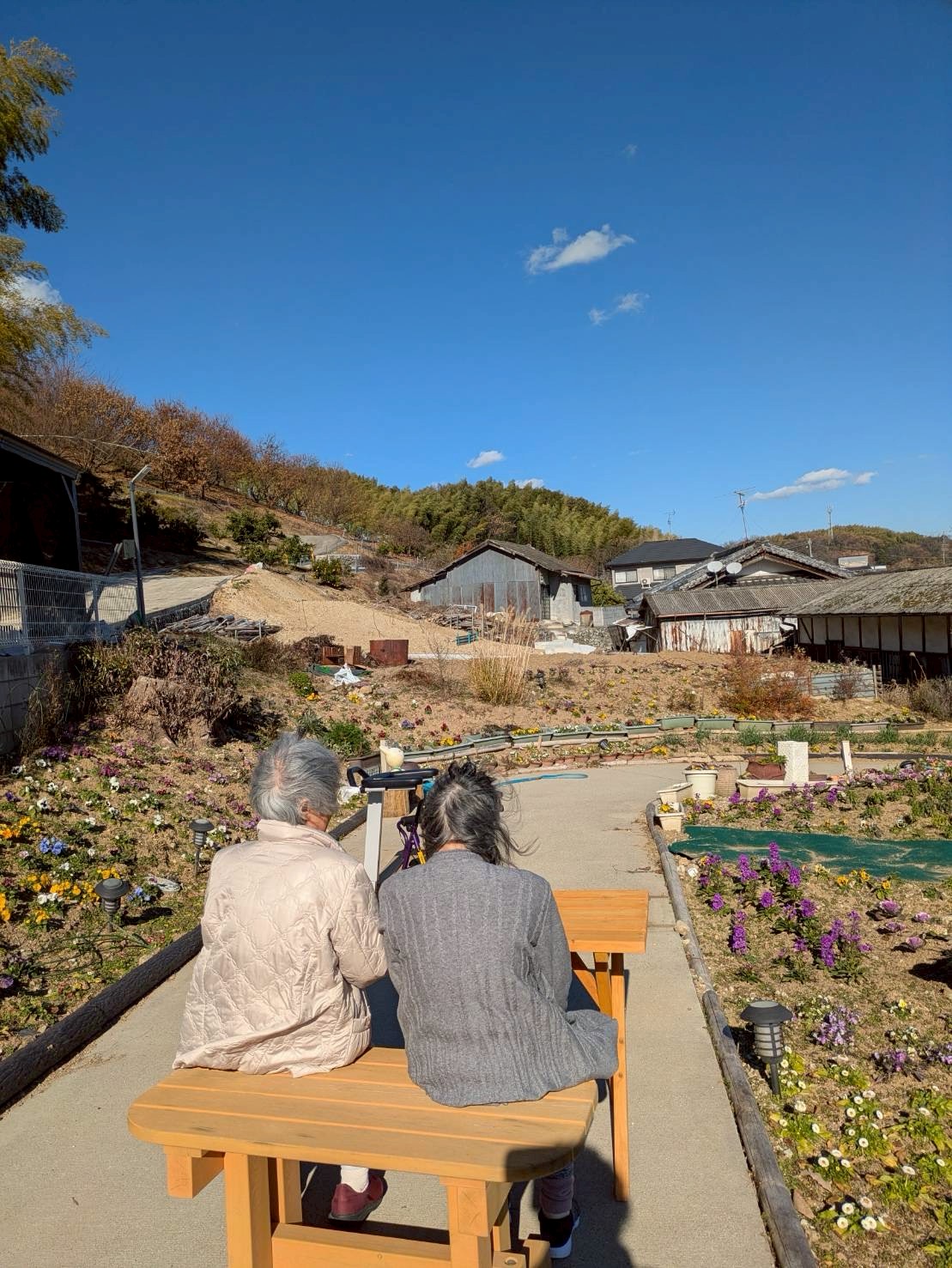 ベンチでくつろぐ風景